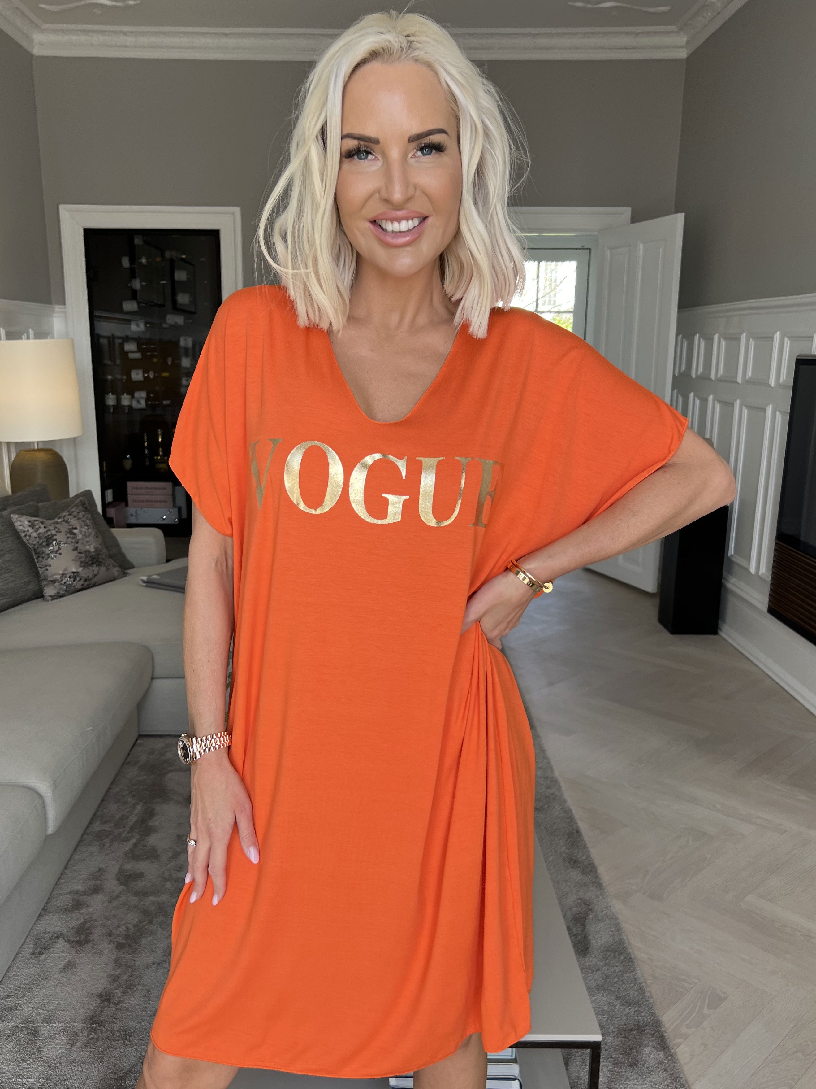 Vogue - Oversized t-shirtkjole i viskose med guld skrift
